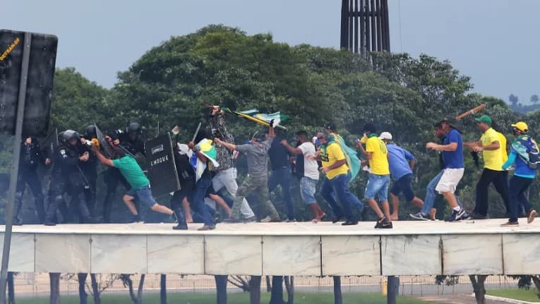 PF usará perícia em mil celulares e DNA para colher provas contra invasores