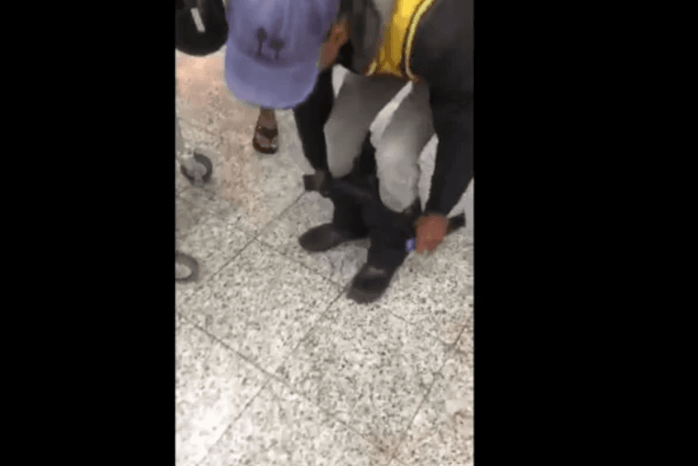 VÍDEO: Mototaxista abaixa as calças para provar que não furtou picanha