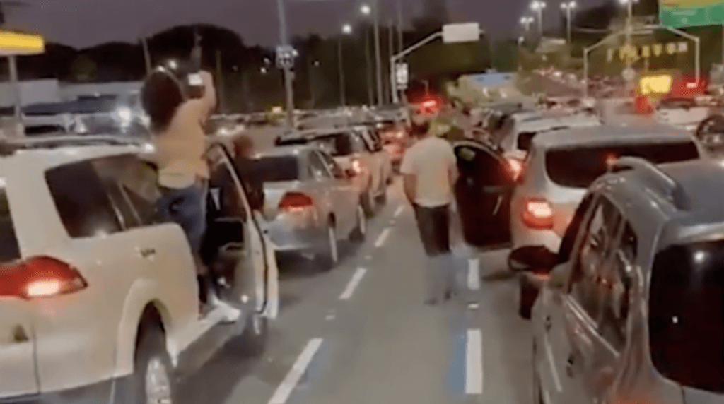VÍDEO: Bolsonaristas tentam fechar via que dá acesso a Congonhas