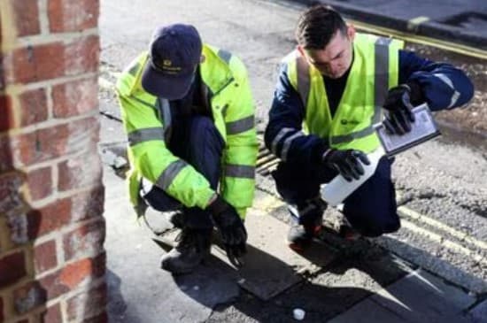 ‘TINTA ANTIXIXI': Londres testa substância que repele e respinga xixi de volta em quem urinar na rua