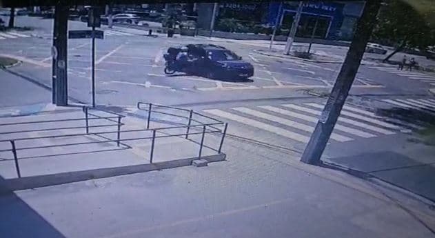 VÍDEO: Motociclista fica gravemente ferido após colidir em carro que fez conversão proibida em Natal
