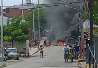 Moradores de Mãe Luiza protestam após ação da PM e bloqueiam principal via do bairro
