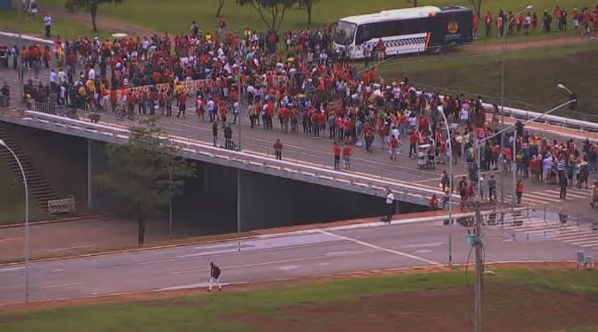 Público enfrenta revista rígida e tentativa de furar fila para acompanhar a posse de Lula causa confusão entre apoiadores