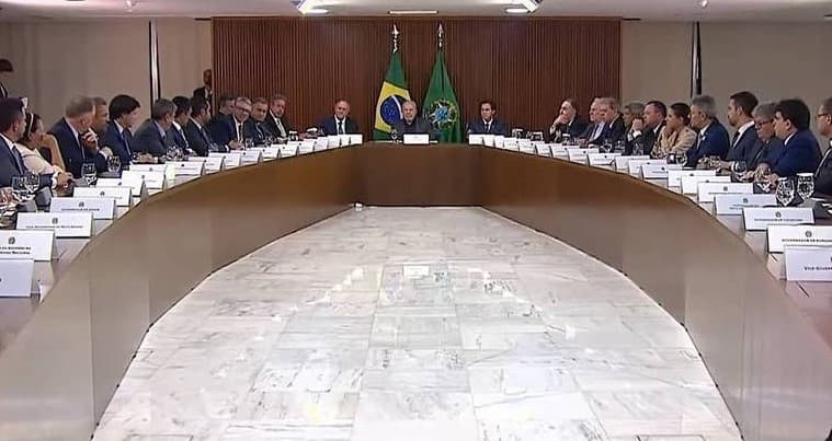"Não vamos ser autoritários, mas nós não seremos mornos", diz Lula em reunião com governadores