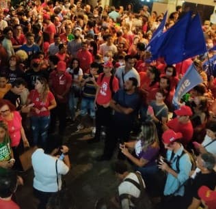 Protesto de partidos de esquerda faz trânsito ser bloqueado e ruas ficarem intransitáveis em Natal