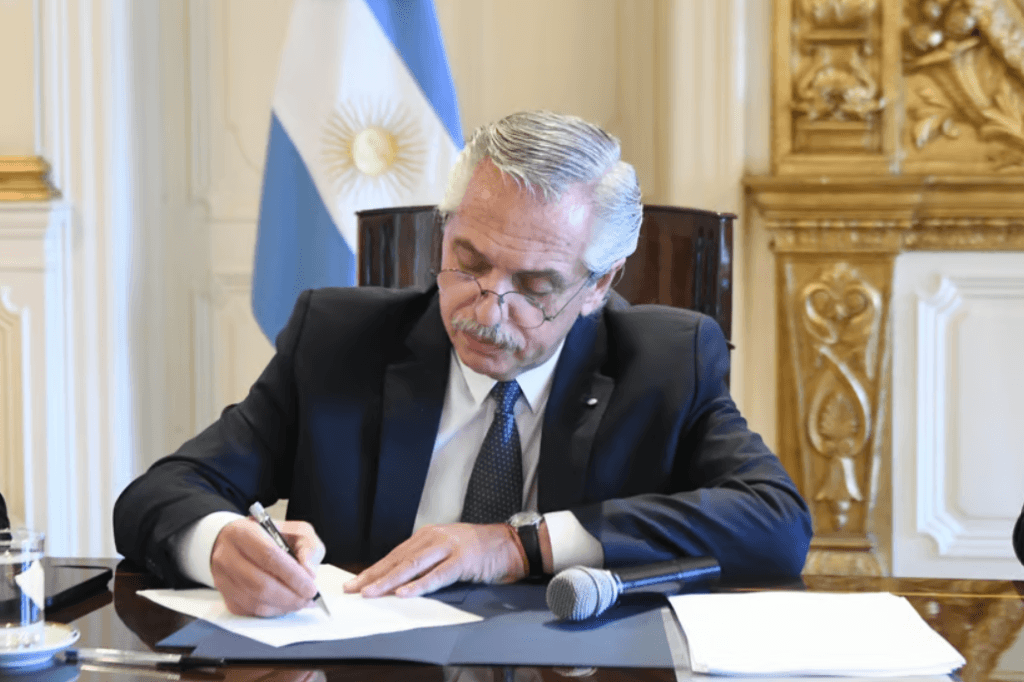 Presidente da Argentina formaliza pedido de impeachment de juízes da Suprema Corte