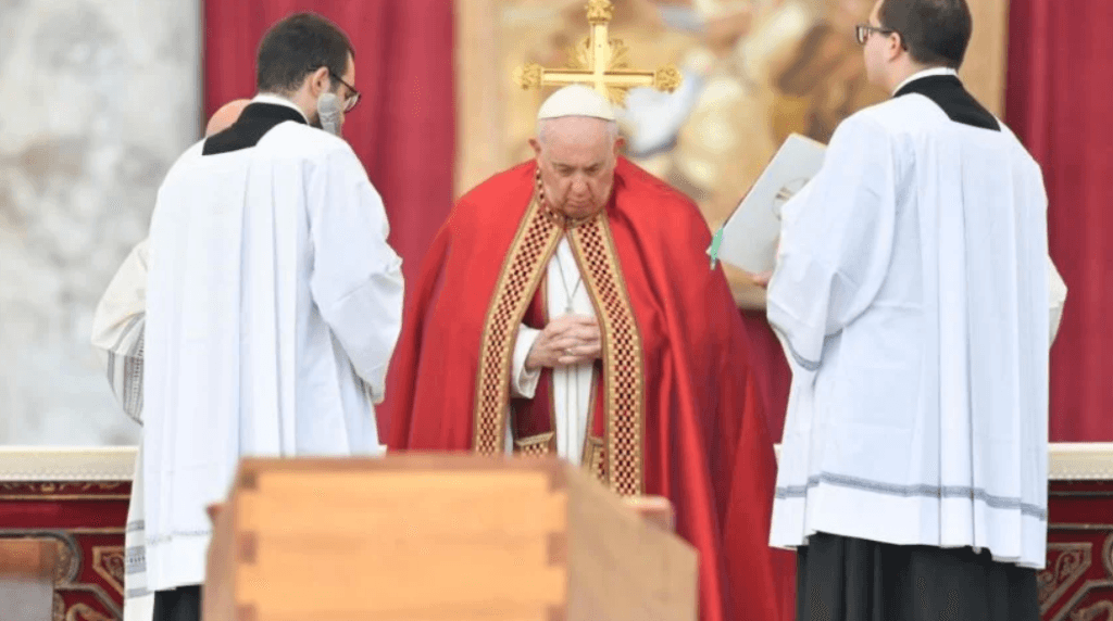 FOTO E VÍDEO: Funeral de Bento 16 é realizado no Vaticano