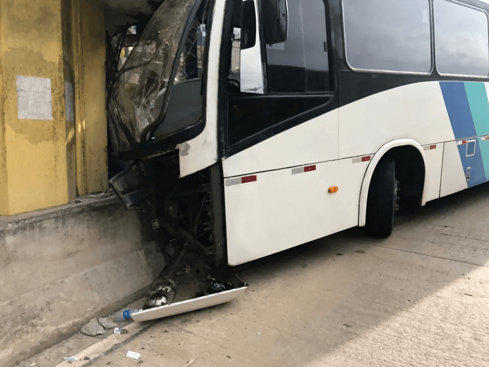 Ônibus bate em estrutura de túnel e 8 pessoas ficam feridas em Natal