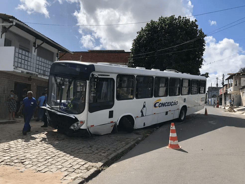 Ônibus desgovernado sobe calçada e atinge tenda de loja em Natal
