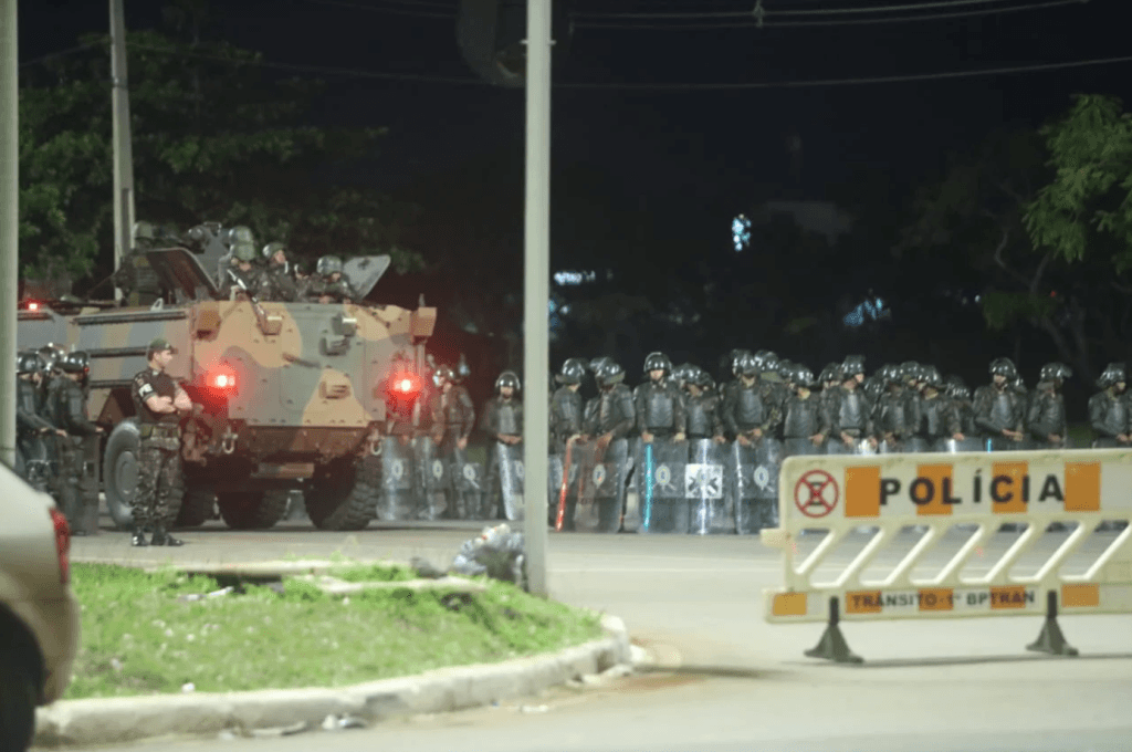VÍDEO: Exército impede PMDF de agir contra manifestantes em QG