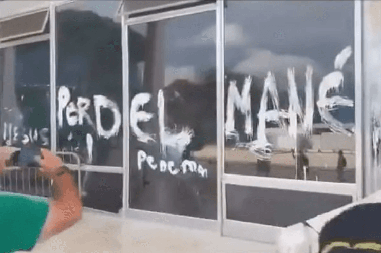VÍDEO: Barroso ironiza pichação de "perdeu, mané" com erro gramatical: "De lascar"