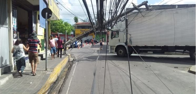 Caminhão carregado de pipoca derruba poste e deixa avenida ‘no escuro' na Grande Natal