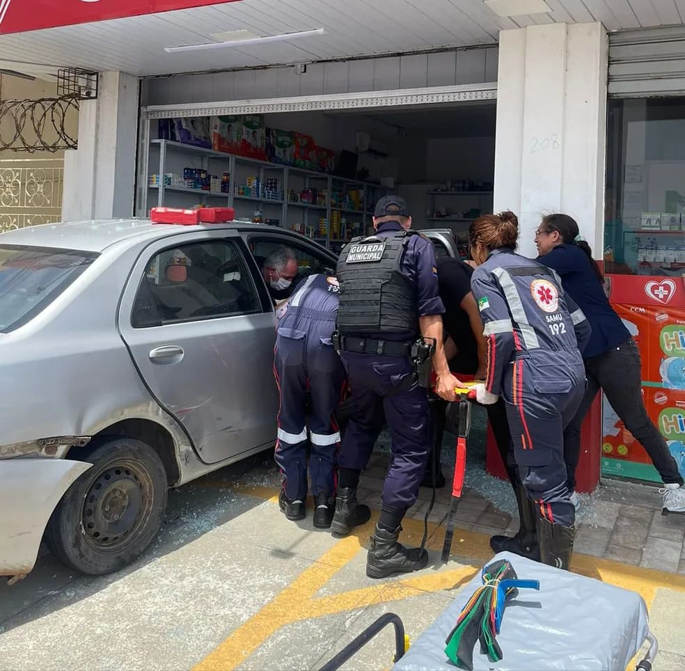 Carro invade farmácia na Grande Natal após acidente de trânsito