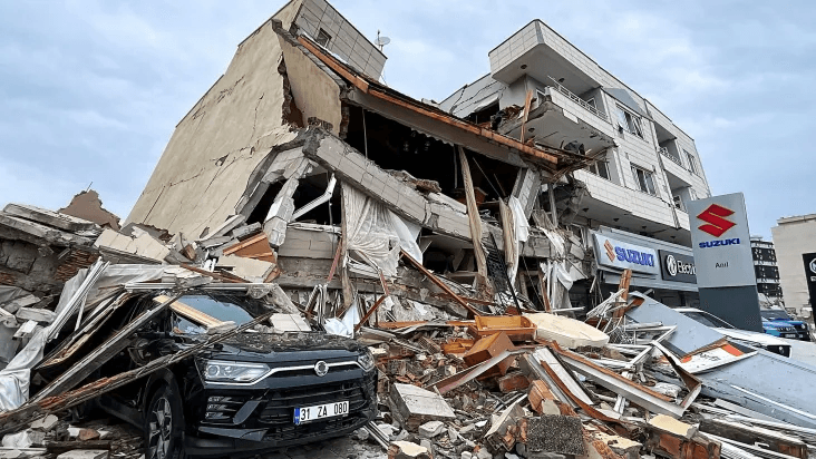 VÍDEOS: Número de mortos em terremoto na Turquia passa de 1,5 mil