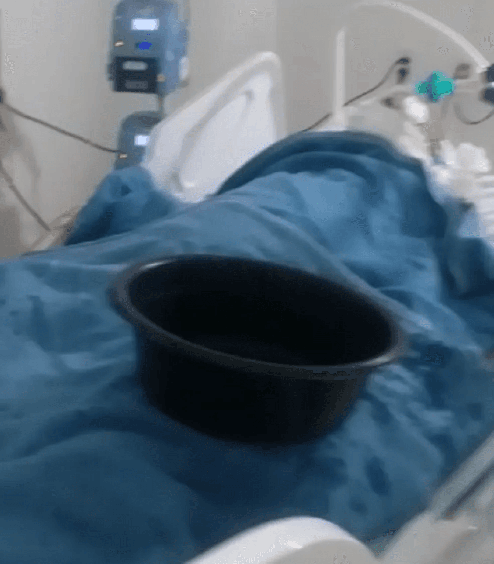 VÍDEO: Chuva provoca goteiras em hospital de Mossoró e funcionários colocam bacia sobre maca de paciente para conter água