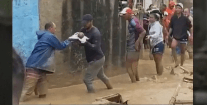 VÍDEO: Pessoas formam corrente para salvar bebês em meio às chuvas no litoral de SP
