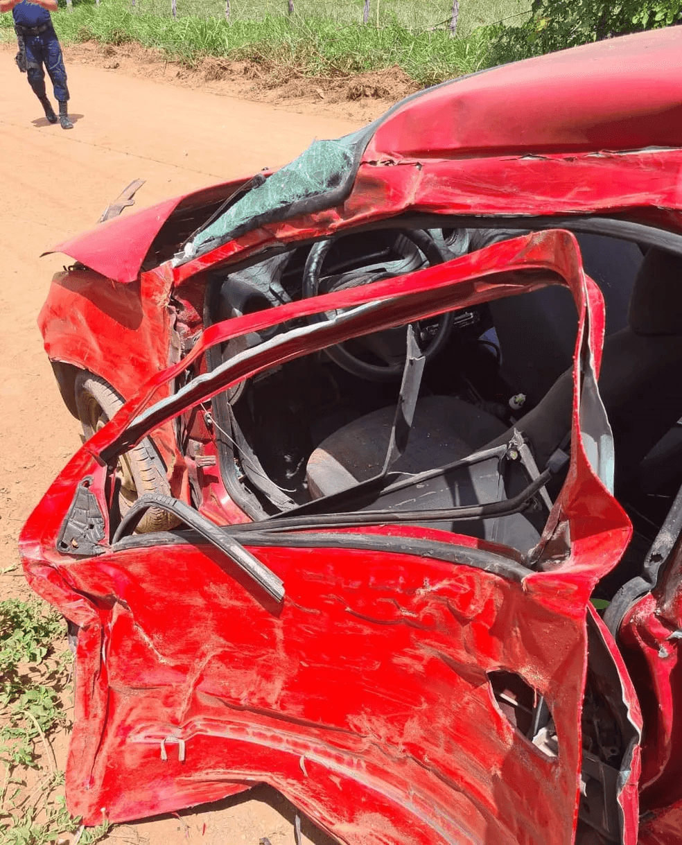 Uma pessoa morre e três ficam feridas após carro capotar em estrada de terra no interior do RN