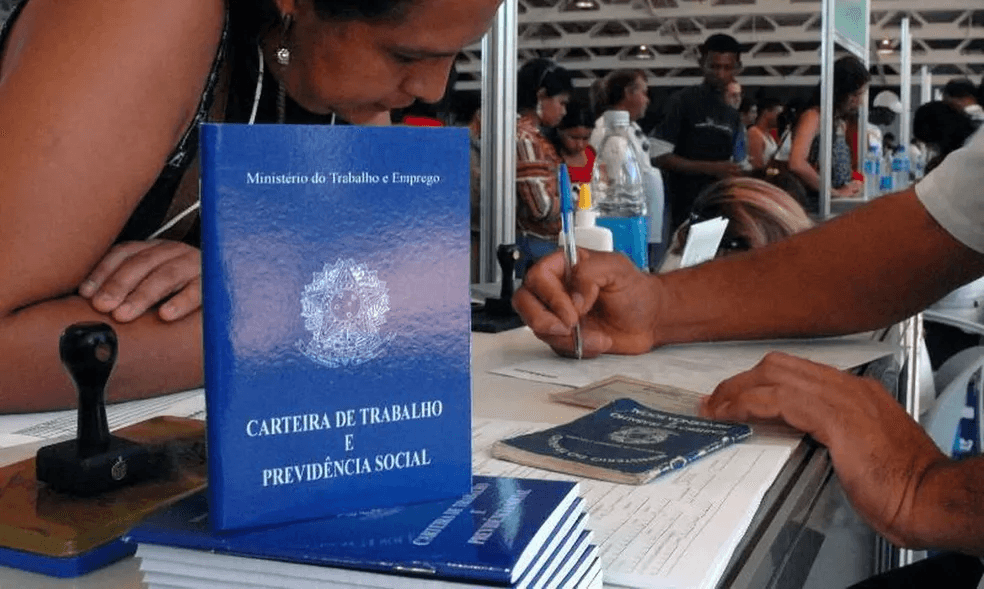 Desemprego no Brasil cai para 9,3% em 2022, o menor patamar desde 2015