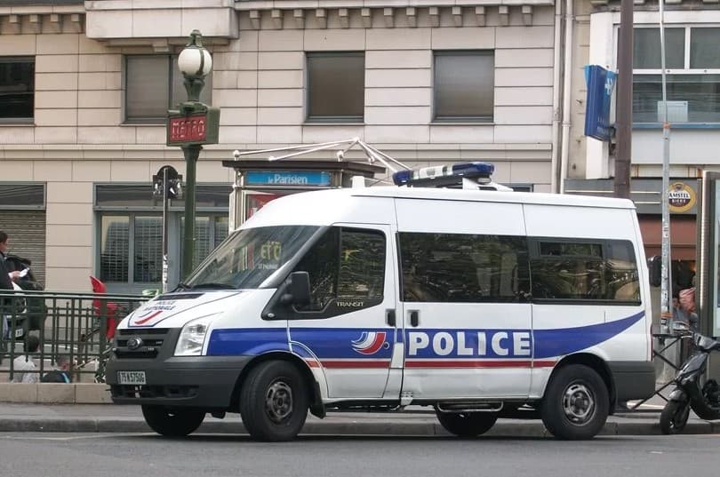 Mulher arranca língua de estuprador e entrega à polícia na França