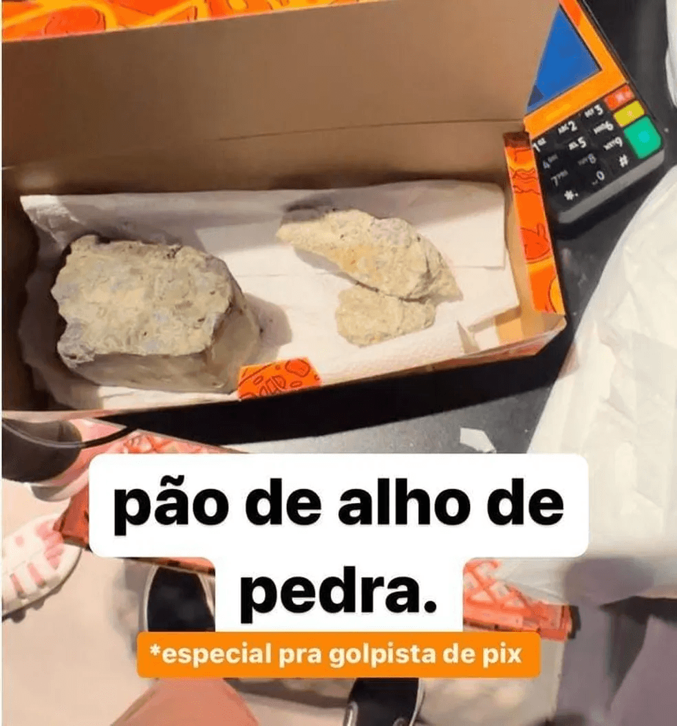 Lanchonete envia pedras em vez de pão de alho a cliente que fez PIX falso
