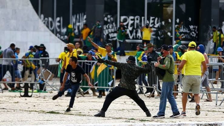 Dona de ônibus retido após 8/1 diz que também alugou veículos para petistas