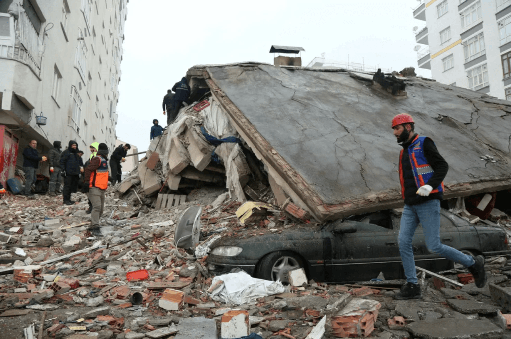 Madrugada de frio e quantidade de prédios destruídos dificultam resgate na Turquia e na Síria