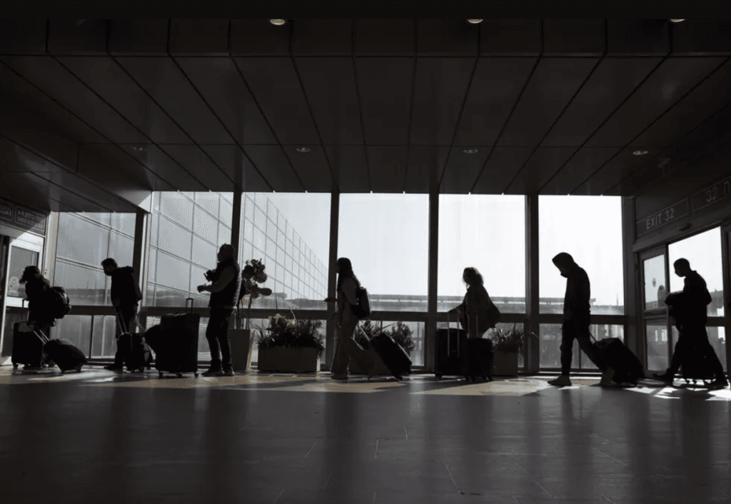 Casal larga bebê no check-in de aeroporto para não comprar passagem extra