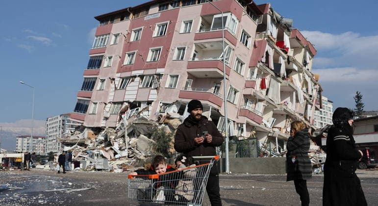 Passa dos 5 mil o número de mortos em terremoto na Turquia e na Síria