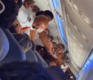 VÍDEO: Briga generalizada em voo da Gol começou após mãe deixar filho no assento de outra pessoa