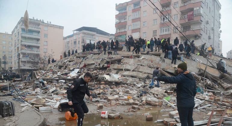 FOTOS: Terremoto de magnitude 7,8 deixa mais de 600 mortos na Turquia e na Síria