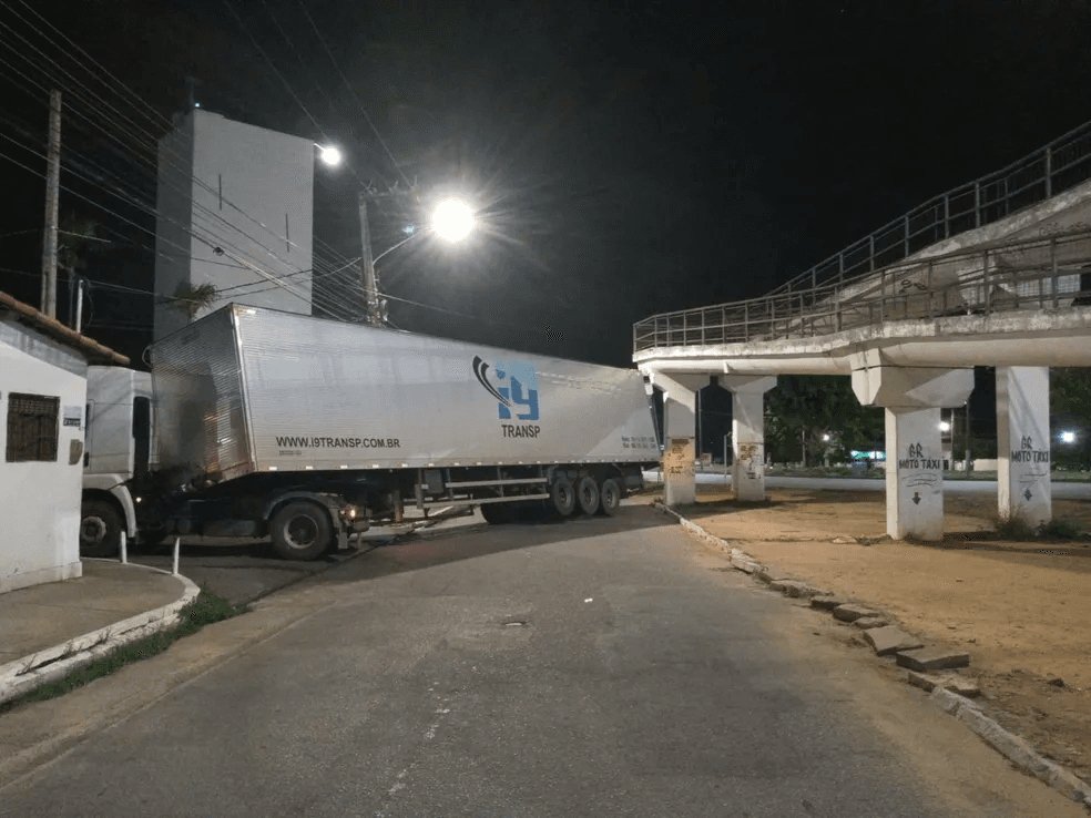 Carreta atinge passarela e fica presa a estrutura na Grande Natal