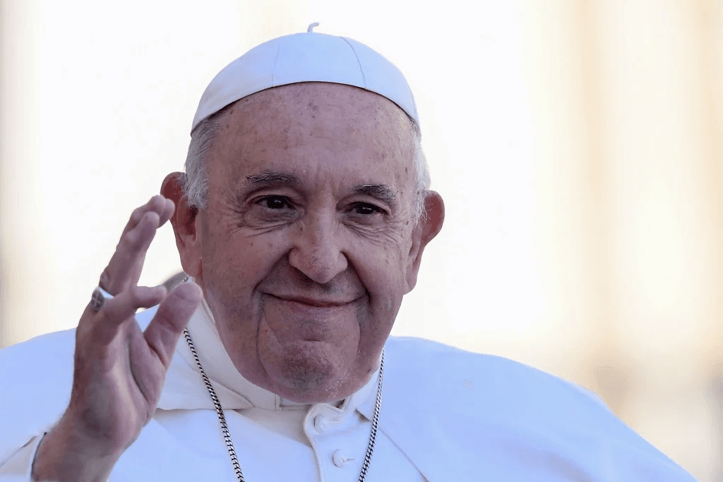 Papa Francisco terá alta amanhã e até já comeu pizza no hospital