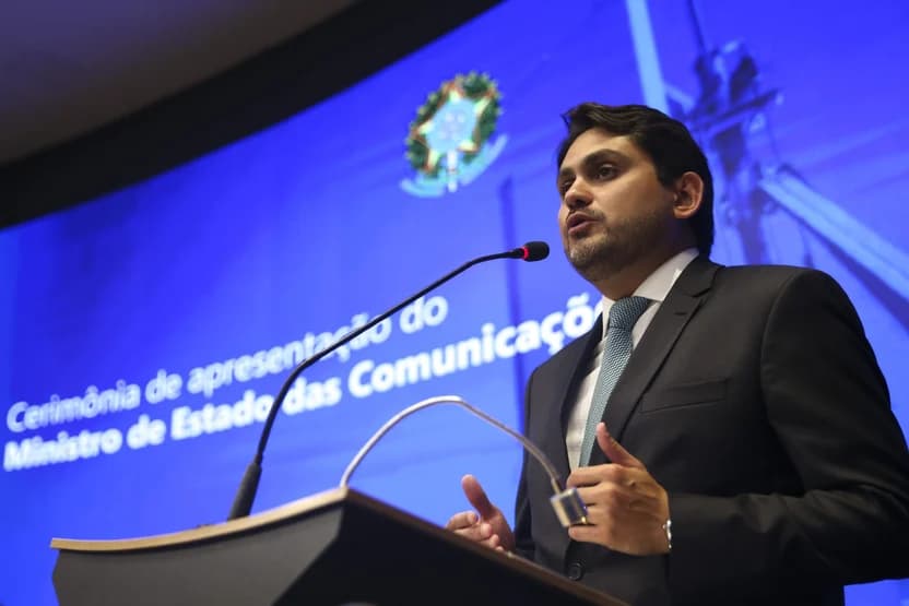 Ministro das Comunicações é alvo de representação na PGR por tráfico de influência