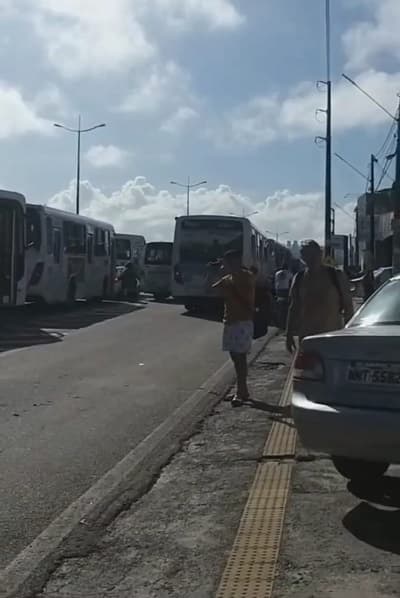 VÍDEO: Motorista enfrenta engarrafamento quilométrico na Ponte de Igapó