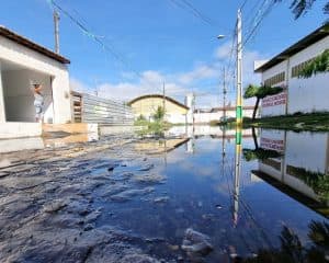 Alagamento na Zona Oeste de Natal invade casas e comércios
