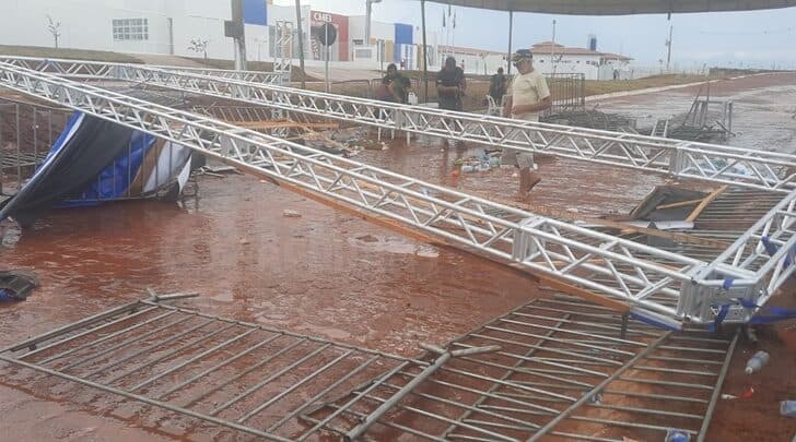 FOTO E VÍDEO: Estrutura de evento com Lula desaba, e mulher se fere