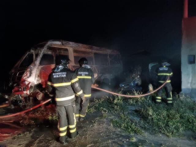 FOTO: Ônibus escolar e trator são incendiados em interior do RN