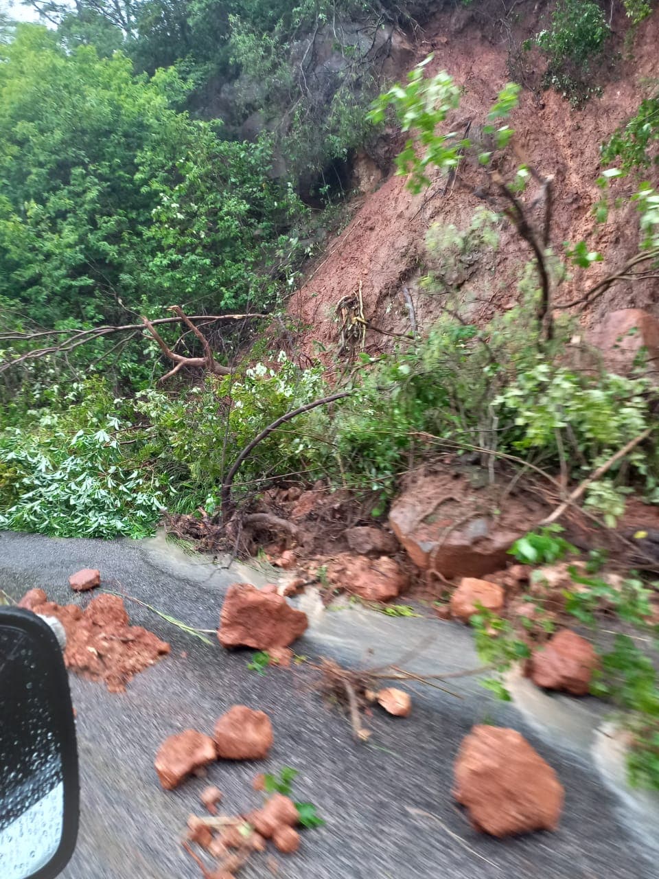 VÍDEO: Árvore e pedaços de rocha caem em pista na Serra de Martins
