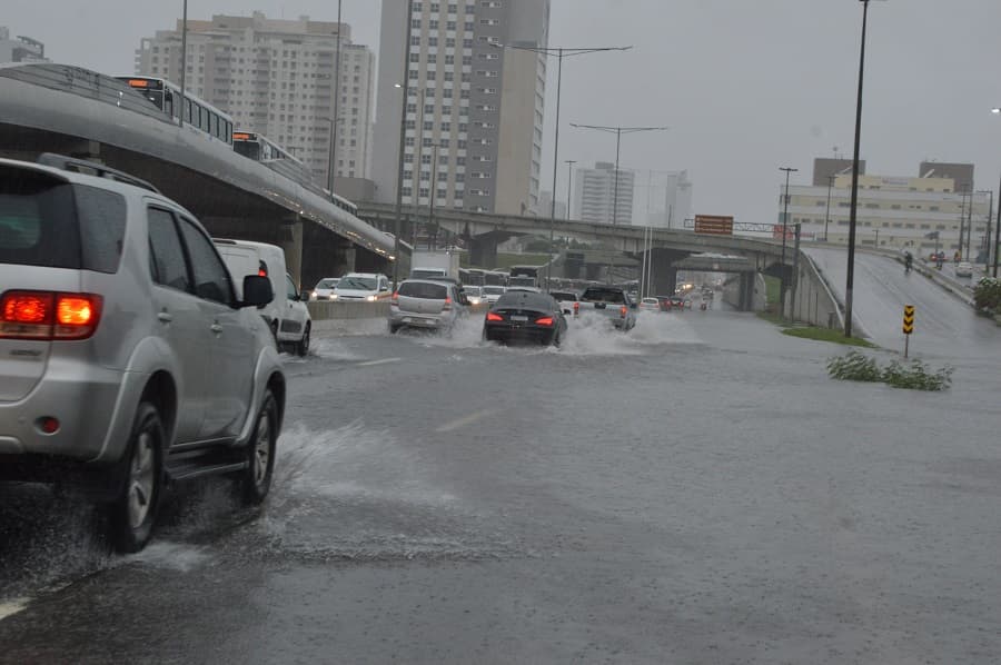 Chuva forte provoca alagamentos e falta de energia em Natal; STTU alerta para vias intransitáveis nesta quarta-feira (11)