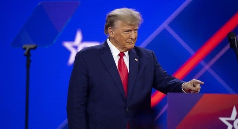Com Bolsonaro na plateia, Trump ataca Biden em congresso nos Estados Unidos