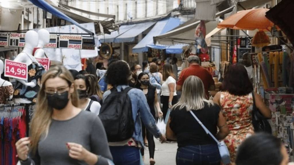 20% dos brasileiros pretendem comprar menos em 2023, diz pesquisa