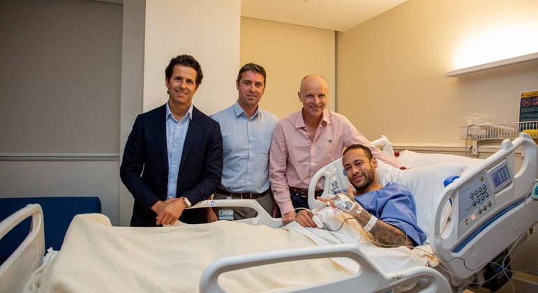 Médico do PSG diz que é ‘cedo demais' para saber quando Neymar voltará aos gramados