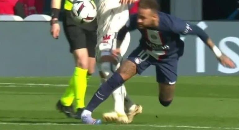 Neymar se pronuncia após PSG anunciar cirurgia: ‘Voltarei mais forte'; Atleta deve ficar até 4 meses sem jogar