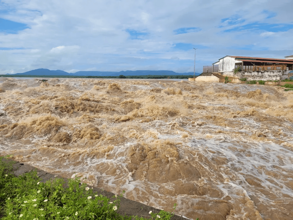 Com chuvas de quase 200 mm, açudes transbordam e comunidades ficam isoladas no Alto Oeste potiguar