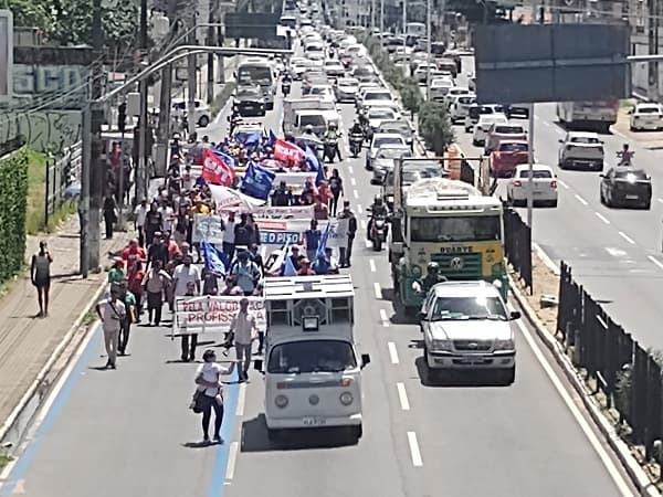 Servidores da saúde fizeram manifestação e trânsito ficou lento na avenida Salgado Filho