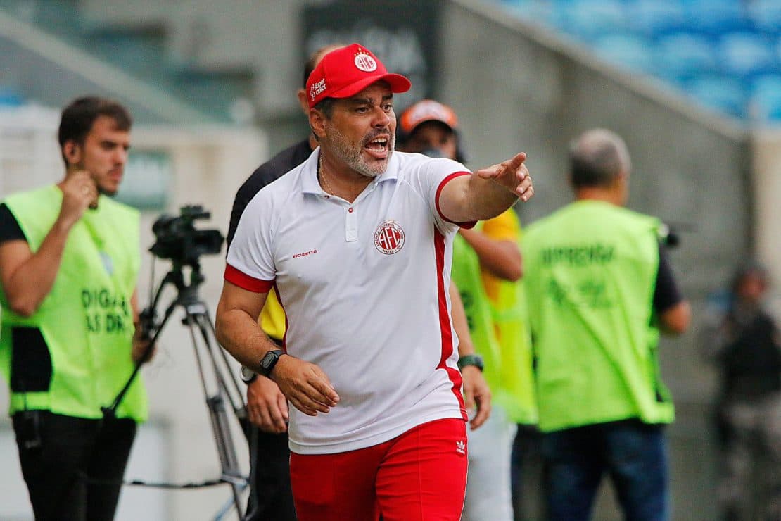 Leandro Sena deixa o comando técnico do América