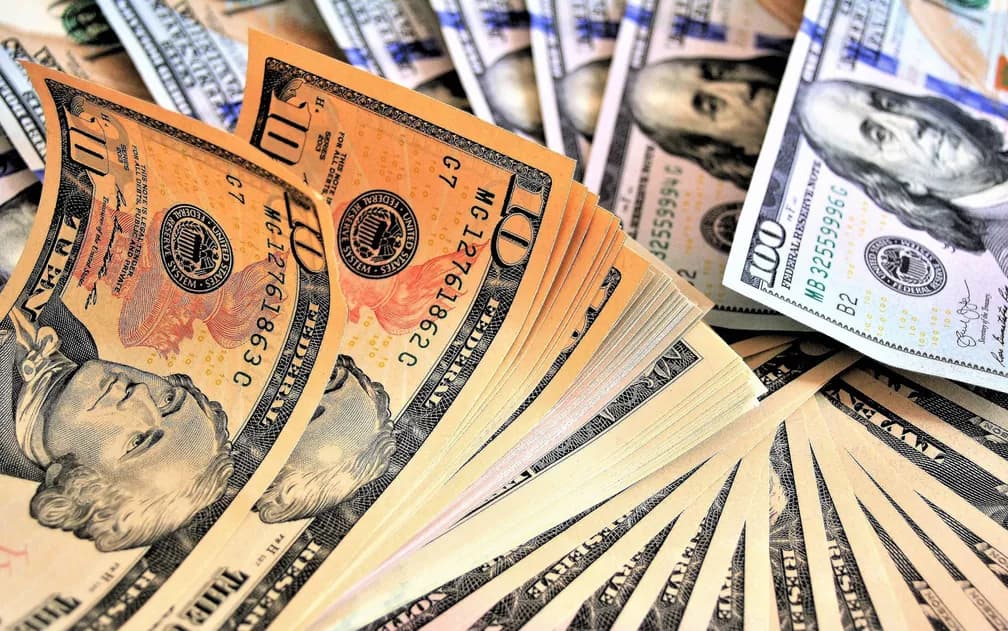 Dólar engata 4ª baixa consecutiva e encerra semana a R$ 4,91