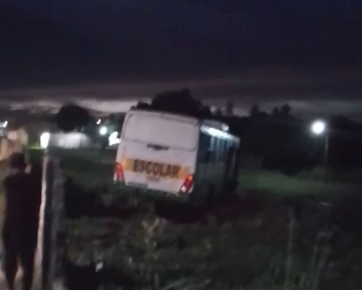 Ônibus escolar sem freio invade área de estação ferroviária em Ceará-Mirim