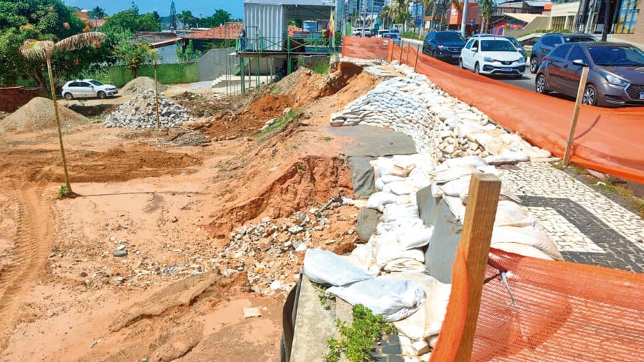 Seinfra diz que a responsabilidade de recuperação do calçadão da Av. Roberto Freire é do Governo do Estado