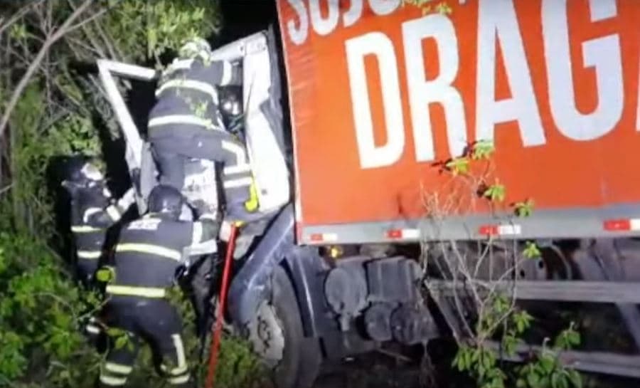 Acidente com dois caminhões deixa duas pessoas mortas na BR-304 em Mossoró